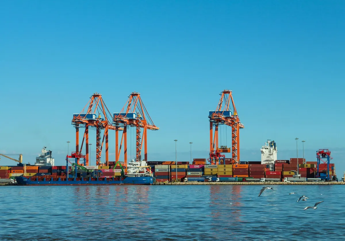 Container terminal with a vessel alongside